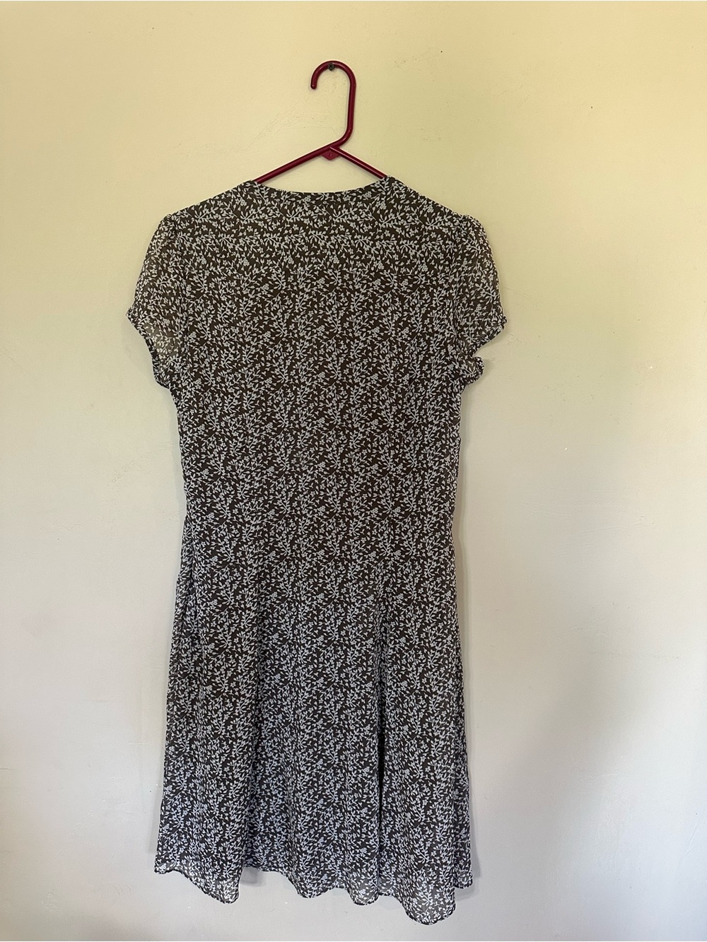 MSK Floral V-Neck Short Sleeve Midi Dress in Taupe and Cream - Picture 3 of 5